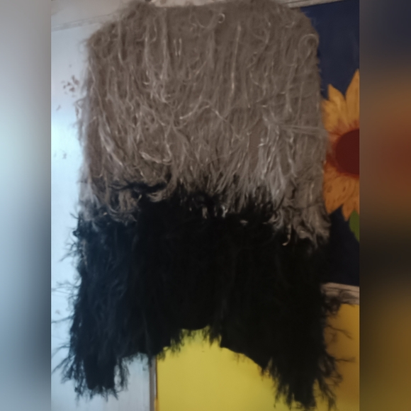 Stylish Gray and Black Shaggy Feathered Women's Cardigan. L - Picture 4 of 5